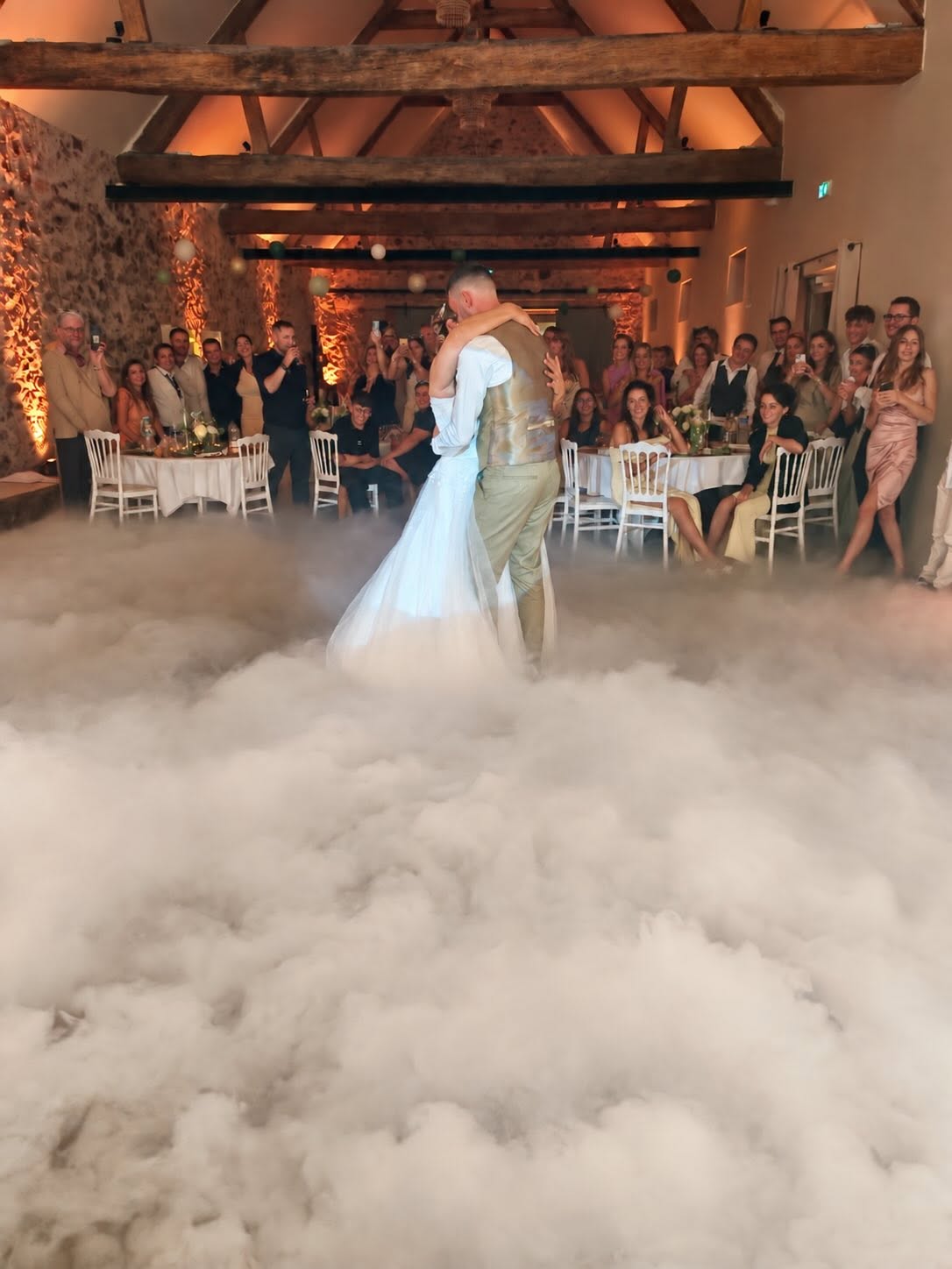 Ouverture de bal des mariés au milieu d’un nuage de fumée lourde